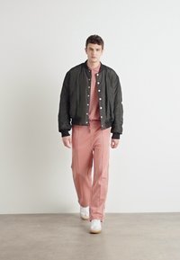 HUGO DISHORTE - Joggebukse - light pastel pink