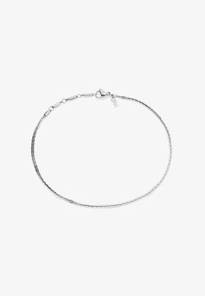 Bracelet délicat en chaîne d'argent avec des maillons rectangulaires et un fermoir mousqueton, doté d'un petit pendentif près du fermoir sur un fond blanc.