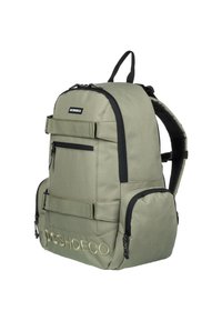 Mochila de tela verde con cremalleras y acentos negros. Tiene múltiples compartimentos, detalle del logo y correas de hombro acolchadas para mayor comodidad.