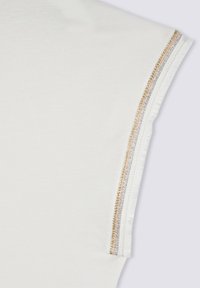 Top bianco a maniche corte con tre strisce decorative in oro, argento e oro rosa lungo la cucitura delle spalle. Materiale in morbido cotone.