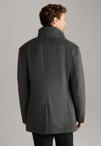 Grau melierter Wollmischmantel mit hohem Kragen, strukturiertem Stoff und taillierter Passform. Verfügt über seitliche Taschen und einen geraden Saum.