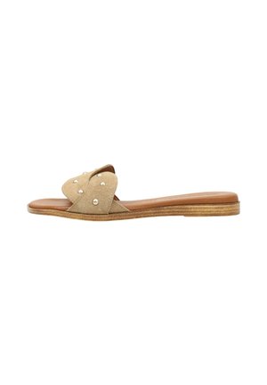 Sandalia plana beige con parte superior de ante decorada con pequeños remaches de perlas y suela de madera.