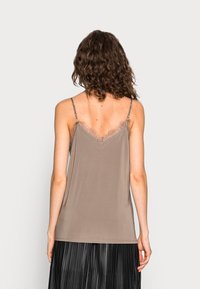 Camisola in satin color taupe con delicate rifiniture in pizzo lungo il scollo e le spalle, dotata di spalline regolabili.