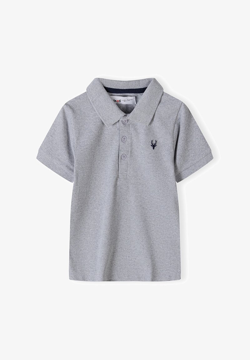 Polo gris clair à manches courtes avec trois boutons et un petit logo de cerf foncé brodé sur le côté gauche de la poitrine.