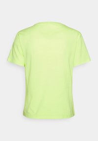 Kortärmad t-shirt med rund halsringning i stark neon-gul, tillverkad av mjuk bomull, med en enkel design utan synliga etiketter eller mönster.