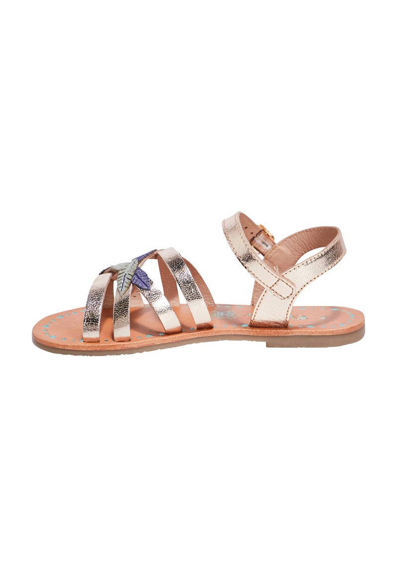 Metalen gouden sandalen met meerdere kruislings gekruiste banden, verstelbare enkelriem en een gemusterde binnenzool met kleuraccenten.