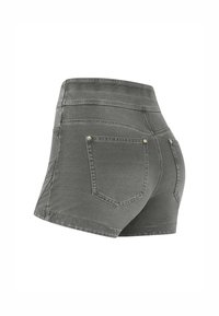 Shorts de mezclilla gris con un diseño ajustado, cintura de media altura y dos bolsillos traseros. Presentan costuras decorativas y detalles de herrajes metálicos.