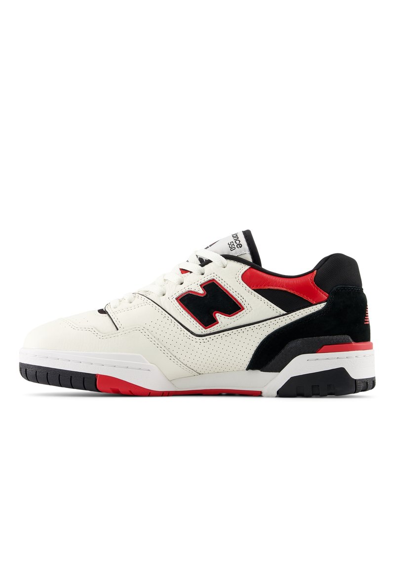 Weiße Leder-Sneaker mit schwarzen und roten Akzenten; verfügen über perforierte Seiten, einen gepolsterten Kragen und eine strukturierte Gummisohle für besseren Grip.