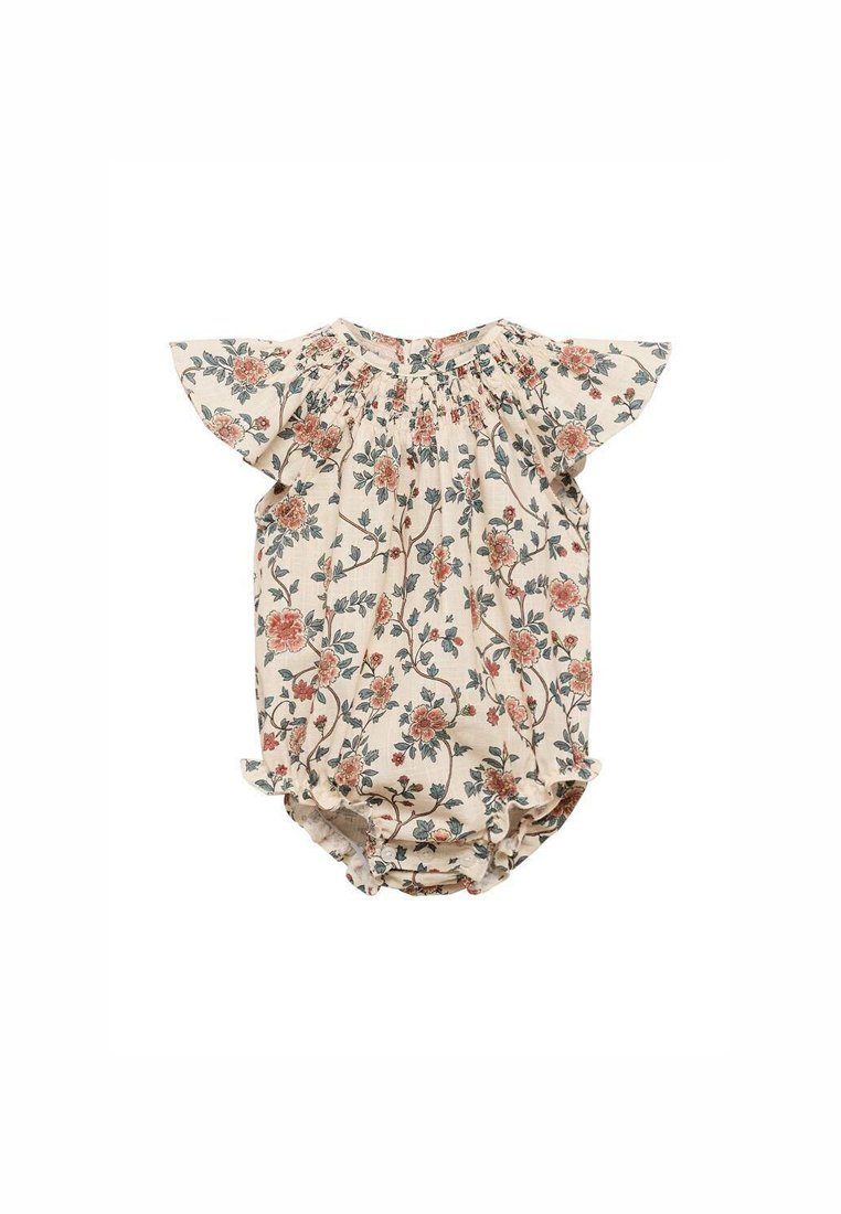 Blommönstrad jumpsuit i krämfärgad tyg, med fladdrande ärmar, samlad halsringning och volangdekoration vid benöppningarna.