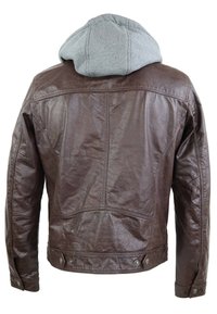 Braune Lederjacke mit einer grauen Kapuze. Der Rücken zeigt eine strukturierte Oberfläche mit genähten Details und Druckknöpfen am Saum.