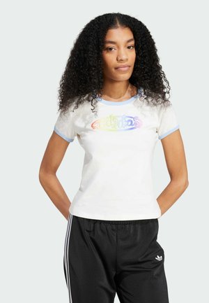 Vit t-shirt med ljusblå ribbad halsringning och ärmar. Har en färgglad, rundad logotypdesign i mitten.