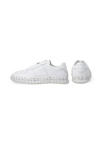 Weiße Sneaker aus Leder, mit einer strukturierten Oberseite, perforierten Details und einer gewebten Gummi-Sohle mit einem einzigartigen Stichmuster.