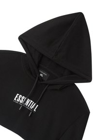 Felpa nera con un logo bianco "ESSENTIAL" ben visibile. Presenta un cappuccio triangolare, lacci e un'etichetta interna di "Terranova."