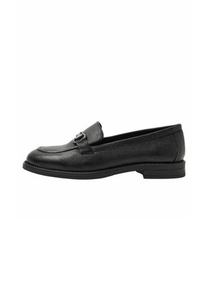 Mocassin en cuir noir avec un petit talon et un détail en métal sur le dessus, montré de côté sur fond blanc.