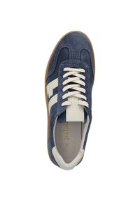 Blaue Wildledersneaker mit weißen Streifen und Schnürsenkeln. Mit einer abgerundeten Zehenpartie und einer beigen Gummisohle. Markenname in Gold auf der Innensohle gedruckt.