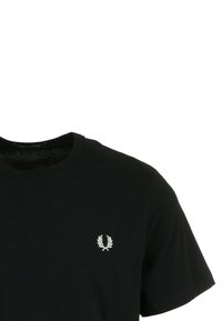Schwarzes Baumwoll-T-Shirt mit Rundhalsausschnitt und kurzen Ärmeln, mit einem weißen bestickten Logo im linken Brustbereich.