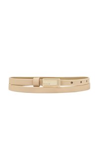Beige bőr öv, amely elegáns dupla pántos dizájnnal, arany színű téglalap alakú csattal és dombornyomott logóval rendelkezik, valamint állítható lyukakkal.