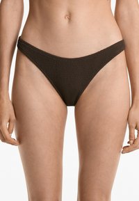 Rjav, teksturiran bikini spodnji del z nizkim rezom, ki ima tanek pas in minimalno pokritost na straneh.