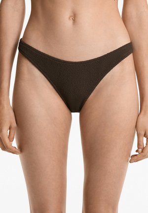 Brun, tekstureret bikini bund med lav talje, der har et tyndt bånd og minimal dækning på siderne.