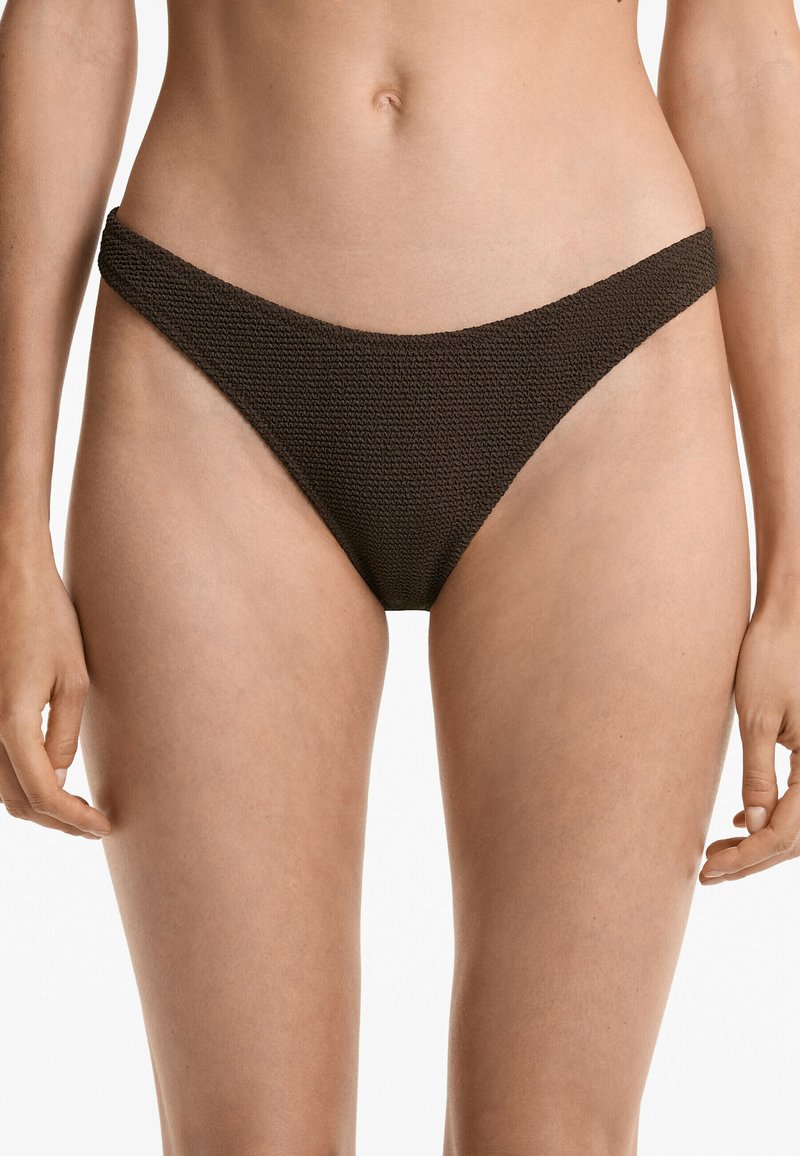 Rjav, teksturiran bikini spodnji del z nizkim rezom, ki ima tanek pas in minimalno pokritost na straneh.