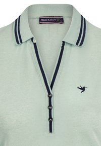 Svetle mentolově zelená polo tričko s límcem v námořnickém pruhu, třemi černými knoflíky a vyšitou logem ptáka na levé straně hrudníku.