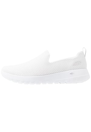 Weißer Slip-On Sneaker mit atmungsaktivem Mesh-Obermaterial, gepolsterter Sohle und Markenlogo an Ferse und Seite.