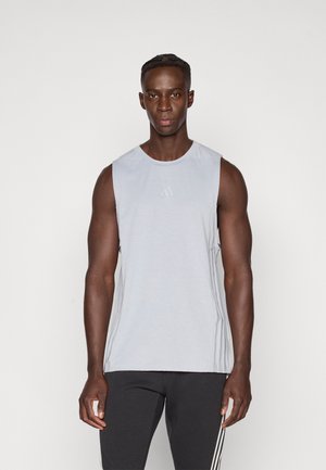 Débardeur sportif gris clair sans manches avec encolure ronde et texture subtile ; présente un logo sur la poitrine et des accents sur les panneaux latéraux.