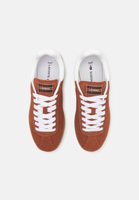 Lacoste BASESHOT 224 - Matalavartiset tennarit - brown
