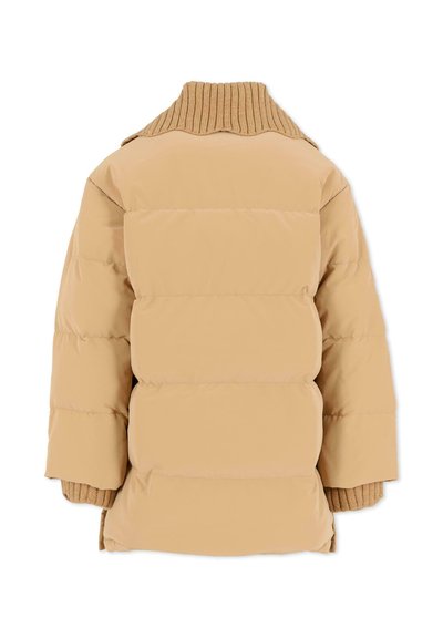 Cappotto imbottito beige con design trapuntato, colletto e polsini a coste, e aperture laterali. Texture liscia con un aspetto accogliente e isolato.