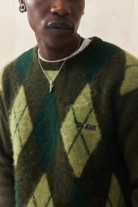 Πράσινο και ανοιχτό πράσινο πουλόβερ argyle, κατασκευασμένο από μαλακό και φουντωτό υλικό. Διαθέτει ένα μικρό λογότυπο "BDG JEANS" μπροστά και στρογγυλή λαιμόκοψη.