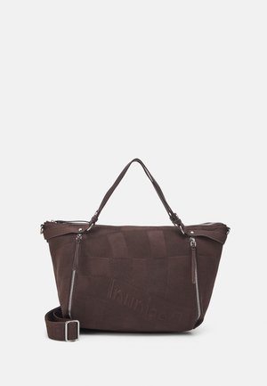 Bolso tote marrón oscuro texturizado con dos asas, dos cremalleras frontales verticales y una correa de hombro ajustable sobre un fondo liso.