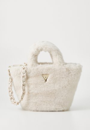 Bolso pequeño de piel sintética en color crema con asa trenzada para el hombro y logo triangular de metal de Guess en la parte delantera.
