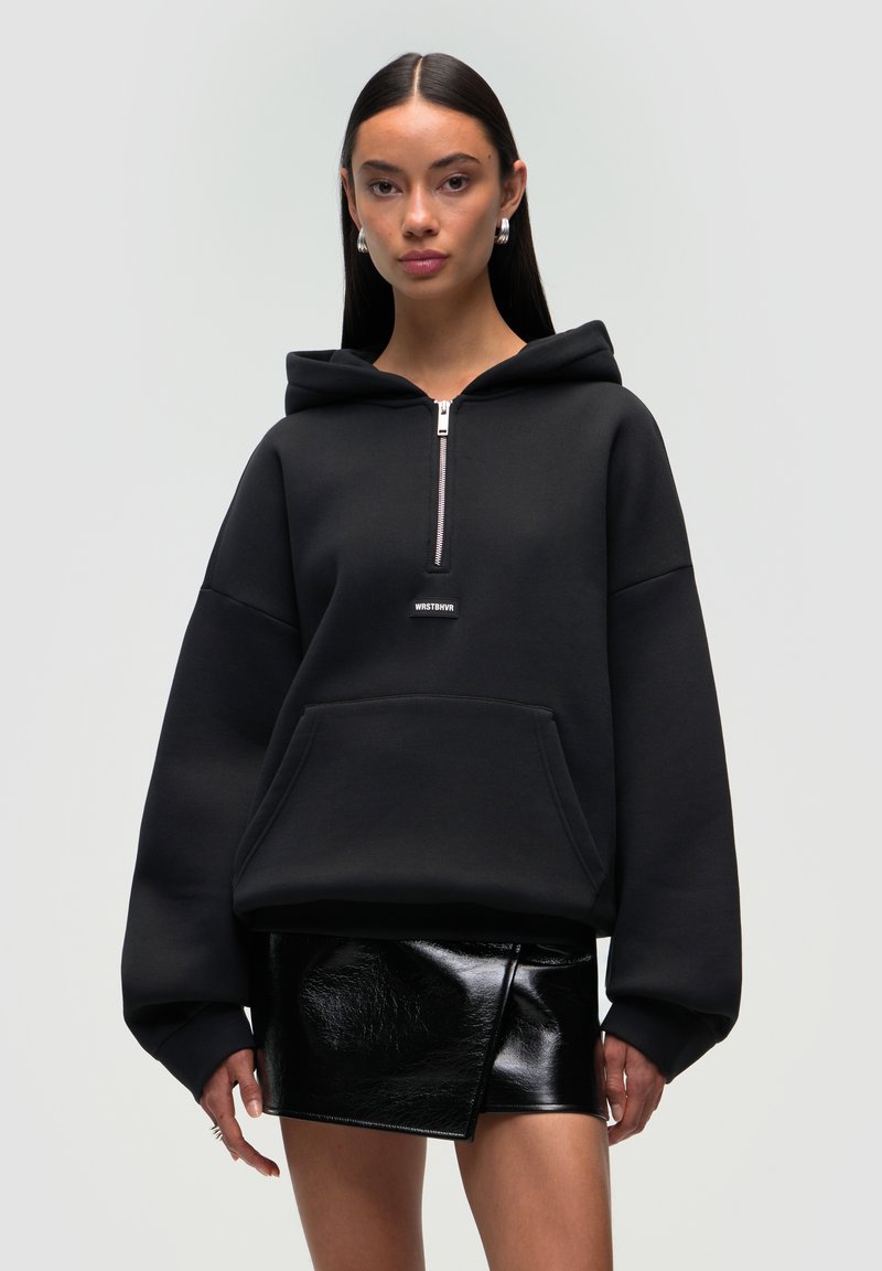 Czarna bluza z kapturem na zamek błyskawiczny z dużą kieszenią z przodu, w oversize'owym fasonie, wykonana z gładkiego, teksturowanego materiału. Z przodu znajduje się małe logo.