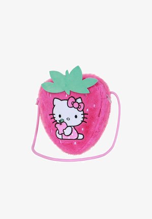 Bolso peludo rosa con forma de fresa, con un gráfico de un gato sosteniendo una manzana. Detalle de hoja verde en la parte superior y una correa rosa.