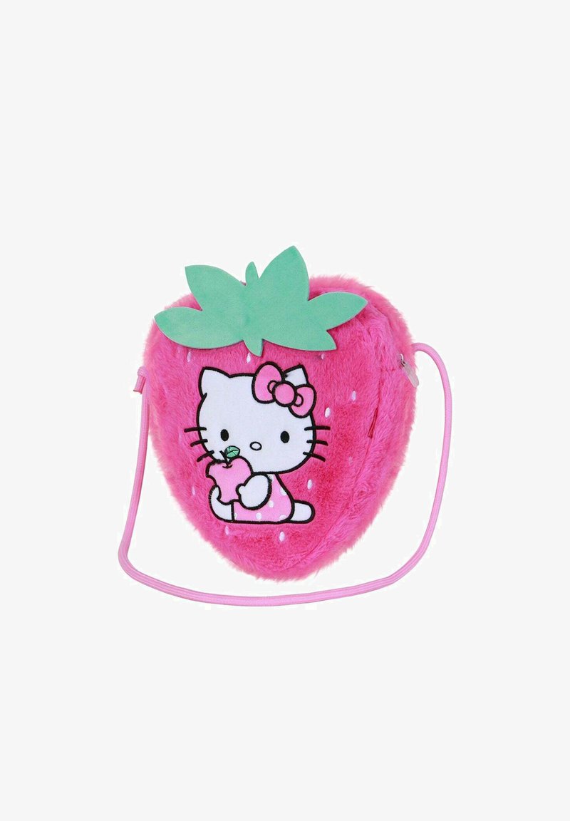 Bolso peludo rosa con forma de fresa, con un gráfico de un gato sosteniendo una manzana. Detalle de hoja verde en la parte superior y una correa rosa.