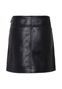 Zwarte leren minirok met een gladde textuur, voorzien van eenvoudige stiksels en een rechte snit, achterrits en geen zichtbare zakken.