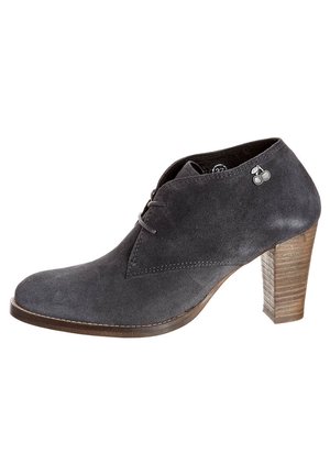 Szare zamszowe botki za kostkę z okrągłym noskiem, sznurowanym przodem i teksturowanym drewnianym obcasem. Posiadają mały metalowy detal po boku.