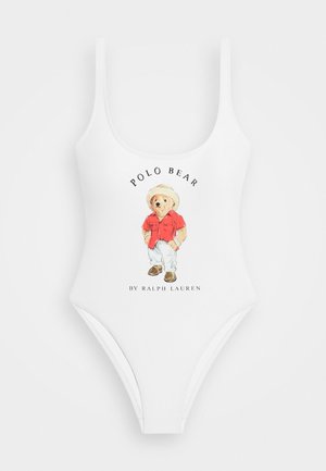 Hvitt ett-bits svømmebadedrakt med grafikk av en bjørn i rød skjorte og hvite bukser, med teksten "POLO BEAR by RALPH LAUREN" under.