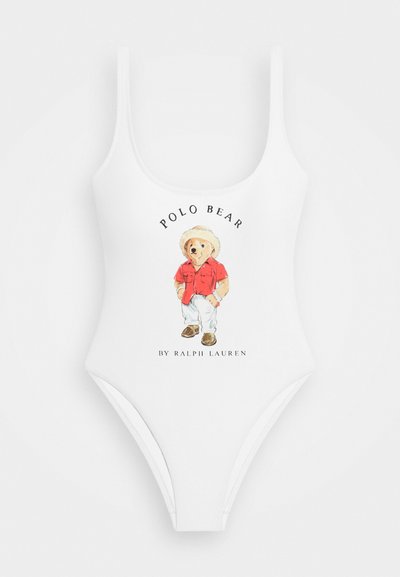 Costum de baie alb dintr-o singură piesă, cu un grafic reprezentând un urs îmbrăcat într-o cămașă roșie și pantaloni albi, având textul "POLO BEAR by RALPH LAUREN" dedesubt.