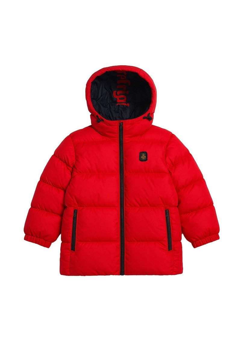 Giacca imbottita rossa con cappuccio, chiusura frontale con zip nera, due tasche laterali con zip e polsini elasticizzati. Presenta un logo sulla fodera del petto.
