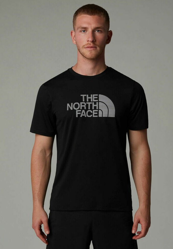 Camiseta negra de manga corta con un logo gris "THE NORTH FACE" en el pecho. Fabricada con un material suave, presenta un ajuste clásico.
