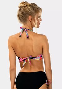 Czarny bikini z wielokolorowym, wzorzystym topem. Zawiązywanie z tyłu z wyrazistymi akcentami. Miękka tkanina, klasyczny fason na halter oraz regulowane ramiączka.