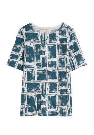 T-shirt med korte ærmer, der har et geometrisk mønster af teal og hvide penselstrøg, omringet af tynde brune linjer, med en rund halsudskæring.