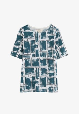 Korte mouwen top met een geometrisch patroon van teal en witte penseelstreken, omlijnd door dunne bruine lijnen, met een ronde halslijn.