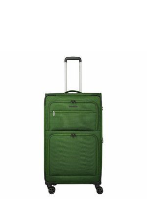Valise souple verte verticale avec poignée télescopique, deux poches avant zippées et quatre roues pivotantes noires sur fond blanc.