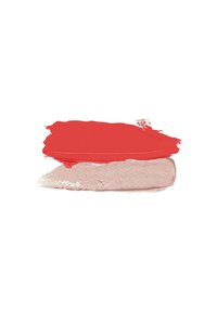 Campione di rossetto rosso sopra una tonalità beige nude, entrambi con una consistenza cremosa e una finitura liscia, mostrati su uno sfondo bianco.