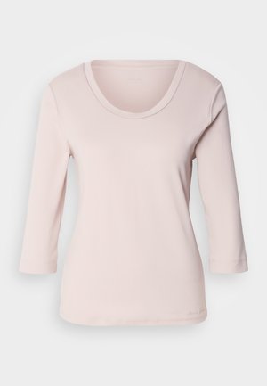 Chemise rose clair à manches longues avec un décolleté en forme de scoop. Fabriquée en tissu doux, elle présente des détails cousus le long du décolleté et des bords des manches.