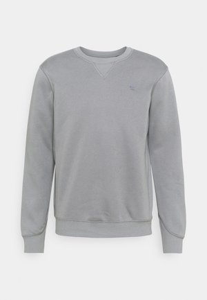 Sweat-shirt gris clair à col rond, manches longues, poignets et ourlet côtelés, avec un petit logo brodé sur la poitrine gauche.