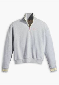 Sudadera gris con cremallera y cuello alto, con detalles en amarillo pastel y lavanda en el cuello y los puños, y logo bordado.