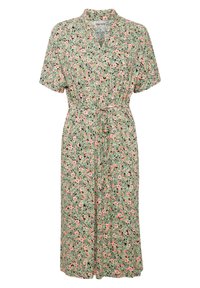 Robe midi florale avec un fond vert et des motifs de fleurs roses et noires, à manches courtes, décolleté en V et une ceinture à nouer à la taille.
